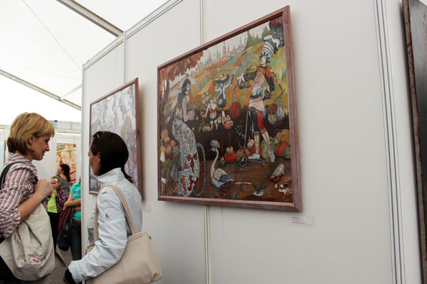 Выставка картин Петра Фролова в одном из фестивальном павильонов