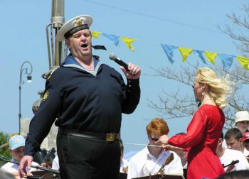 Море волнуется, раз. Море волнуется, два... Впрочем, для информационного поля Березников истекшей недели лучше подойдёт другое, что-нибудь напевное, типа: «Степь да степь кругом, путь далёк лежит...»