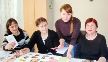 Социальный педагог Наталья Петрова (вторая справа) обучает будущих опекунов в Березниках.