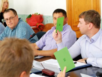 Зеленые карточки «за» на заседании Думы в Березниках поднимались со скоростью раз в минуту. На снимке: депутаты Игорь Кашкаров, Андрей Коробейников и Андрей Рашидов.