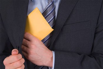 Региональные комиссии, получившие право распределить 600 млн., действовали непрозрачно.