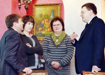 В пресс-кафе. Первые лица города Березники на обсуждении проекта. Слева направо: В. Рахмуллин, О. Сафрошенко, О. Власко, С. Дьяков