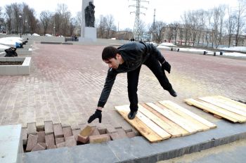 В сказке карета в полночь превратилась в тыкву. А сквер Первостроителей в Березниках превратился по весне...