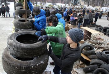 Строительство баррикад на улицах Львова/ Фото: Marian Striltsiv (Reuters)