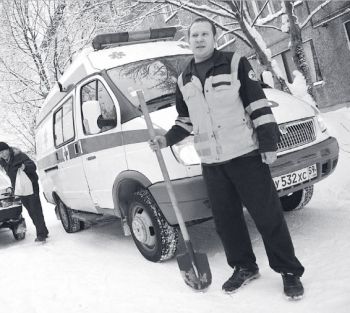 Без лопаты водитель березниковской «скорой помощи» Дмитрий Стяжкин из гаража не выезжает.