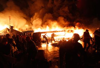 Кровь Киева в предельно жесткой, даже жестокой форме напоминает нам, что мы имеем дело с деформированными в разной степени осколками потерпевшего политический и экономический крах СССР, а не с полноценными, самостоятельными, осмысленно развивающимися государствами.