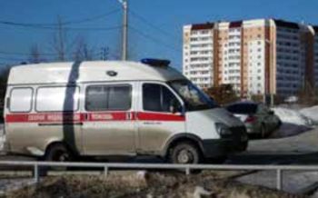 Сейчас здравоохранение в микрорайоне представлено лишь участковым терапевтом (посмотрите налево, в одном из «формальдегидных» домов как раз расположены кабинеты участкового терапевта микрорайона и того участкового, что полицейский). То есть на консультации узких специалистов и процедуры «усольчане» ездят в город, в поликлинику Первой горбольницы./Фото Ивана Лазарева