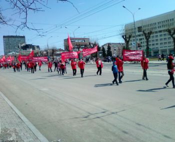 Пермские коммунисты продлили своё первомайское удовольствие, подав соответствующую заявку. После ЦУМа их немногочисленная, но растянувшаяся для объёма колонна прошествовала к памятнику Героев фронта и тыла.