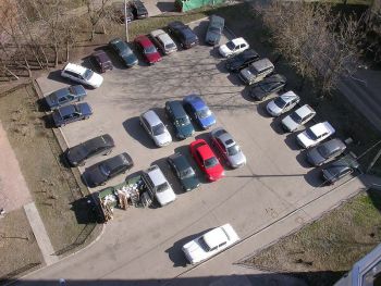 Правомерно ли ставить ограждения во дворе для парковки автомобиля? Если нет, то куда обратиться с жалобой и какую ответственность несет лицо, самовольно захватившее участок земли возле дома для парковки личного автомобиля?