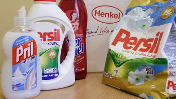 Пермские ритейлеры выполнили распоряжение и сняли с продажи импортную бытовую химию, в том числе произведенную на пермском заводе «Хенкель»/ Фото: Максим Кимерлинг специально для "Ъ"