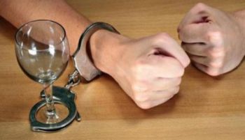 В субботний вечер мы вновь выходим на дежурство с патрульно-постовой службой. На календаре сменился старый год на новый. Только люди меняться не собираются - всегда найдутся те, кто, выпив, ищет приключений/ Илл.: Сеть
